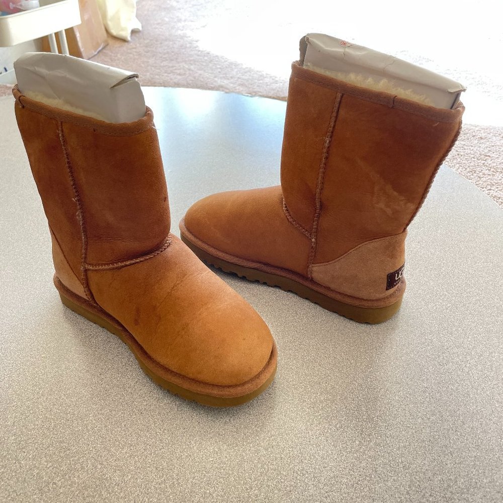 UGG Women's Classic Short - Size 5